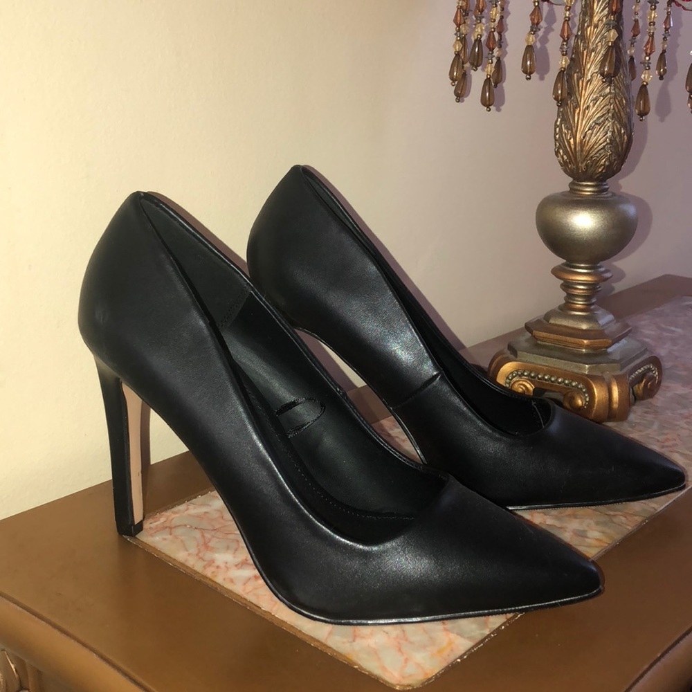 Black forever 21 pointed pumps